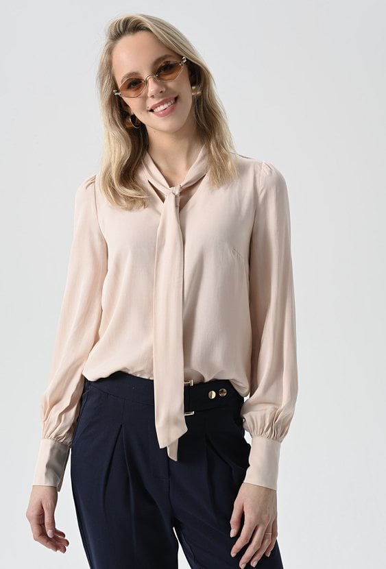 Beżowa koszula z ozdobną szarfą