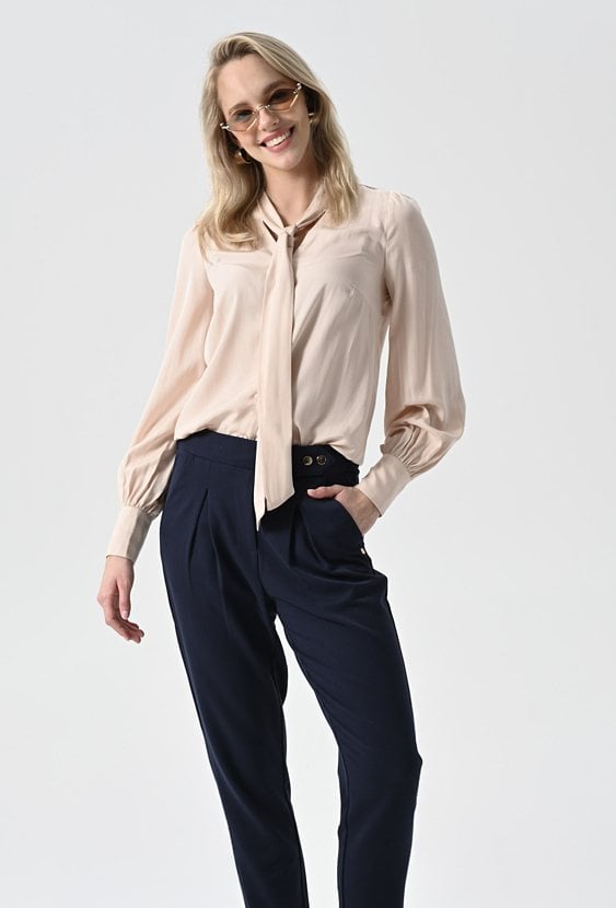 Beżowa koszula z ozdobną szarfą