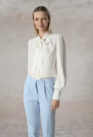 Biała koszula z ozdobną szarfą