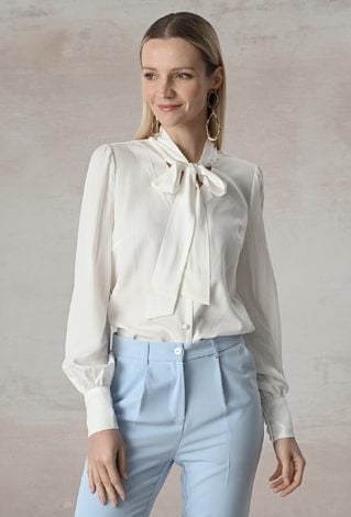 Biała koszula z ozdobną szarfą