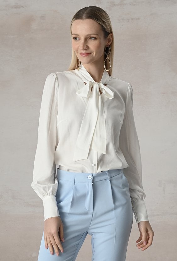 Biała koszula z ozdobną szarfą