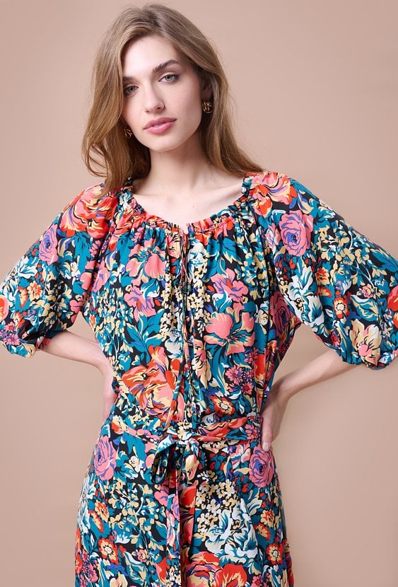 Kwiecista bluzka z marszczonym dekoltem