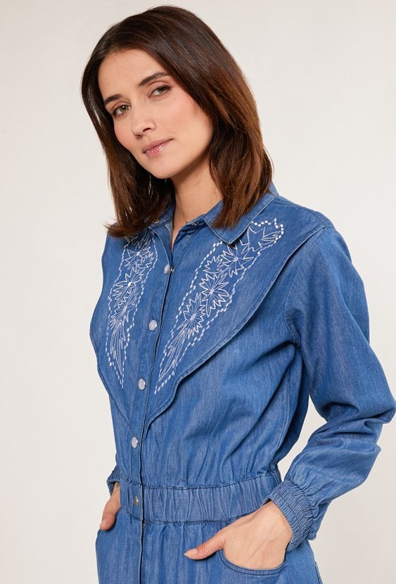 Sukienka ze ściągaczem w talii