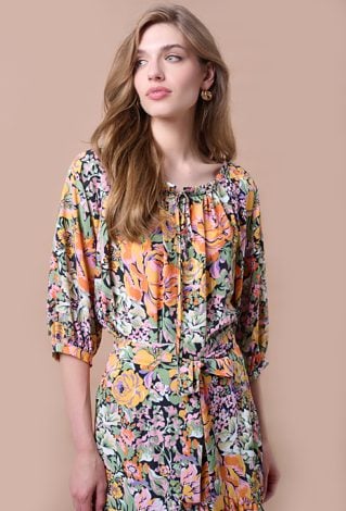 Kwiecista bluzka z marszczonym dekoltem