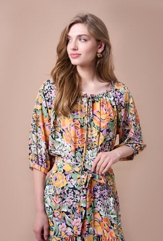 Kwiecista bluzka z marszczonym dekoltem