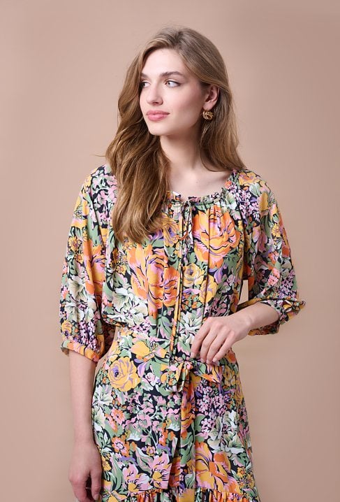 Kwiecista bluzka z marszczonym dekoltem