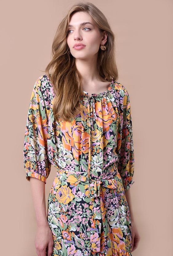 Kwiecista bluzka z marszczonym dekoltem