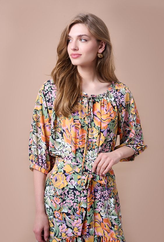 Kwiecista bluzka z marszczonym dekoltem