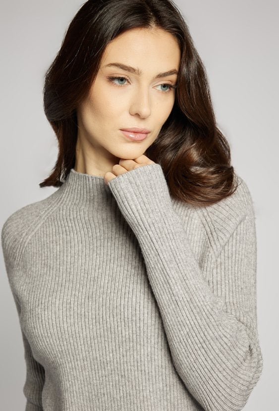 Sweter damski z prążkowaną strukturą