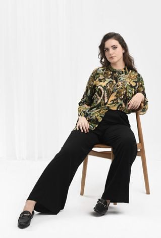 Zwiewna koszula w energetyczny print