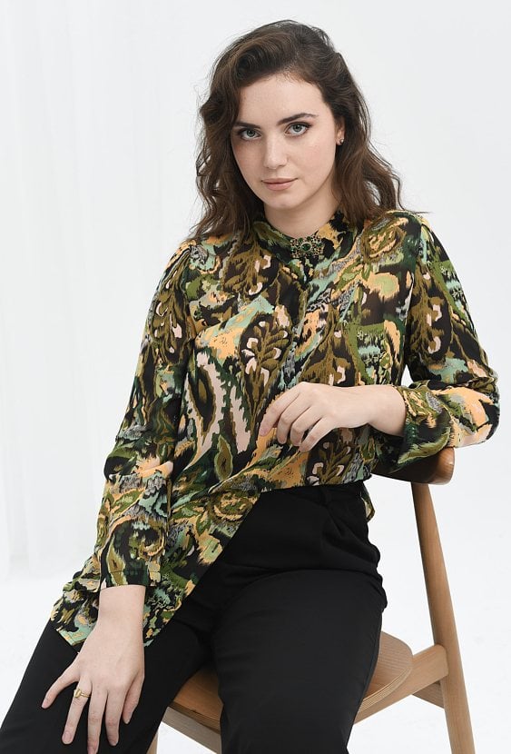 Zwiewna koszula w energetyczny print