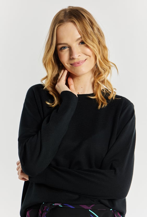 Sweter damski z delikatnym wzorem