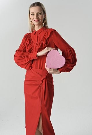 Czerwona koszula z falbaną