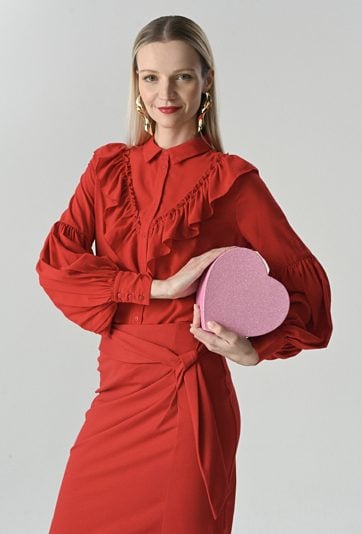 Czerwona koszula z falbaną