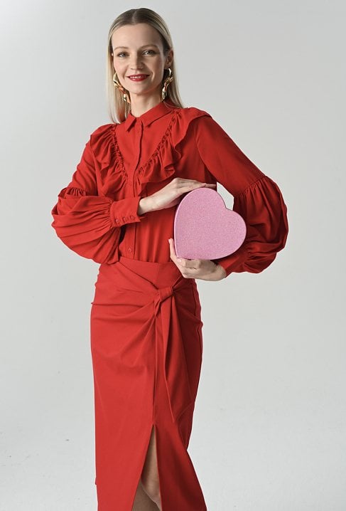 Czerwona koszula z falbaną