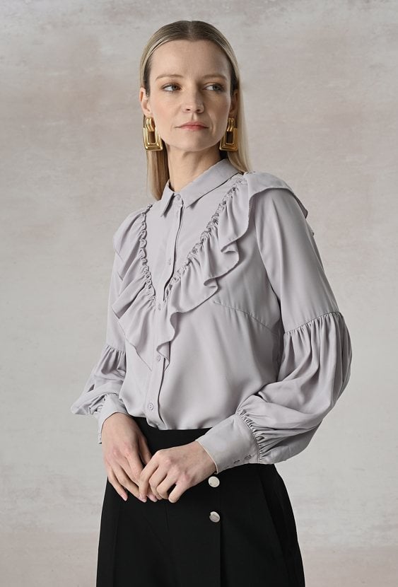 Szara koszula z falbaną