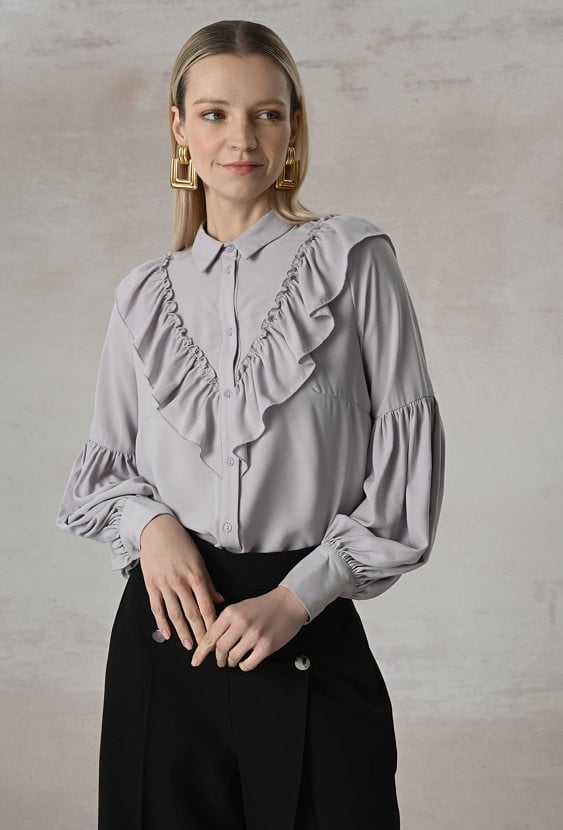 Szara koszula z falbaną