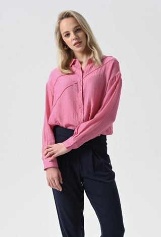 Różowa koszula zapinana na guziki