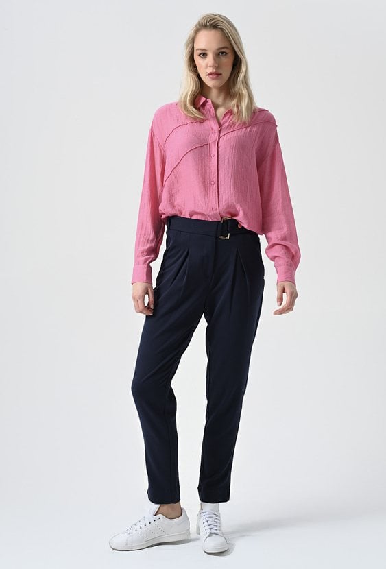 Różowa koszula zapinana na guziki