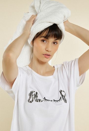 Biała koszulka od piżamy