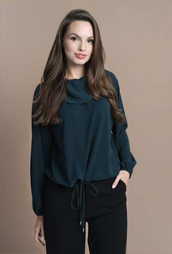 Bluzka szerokim kołnierzem