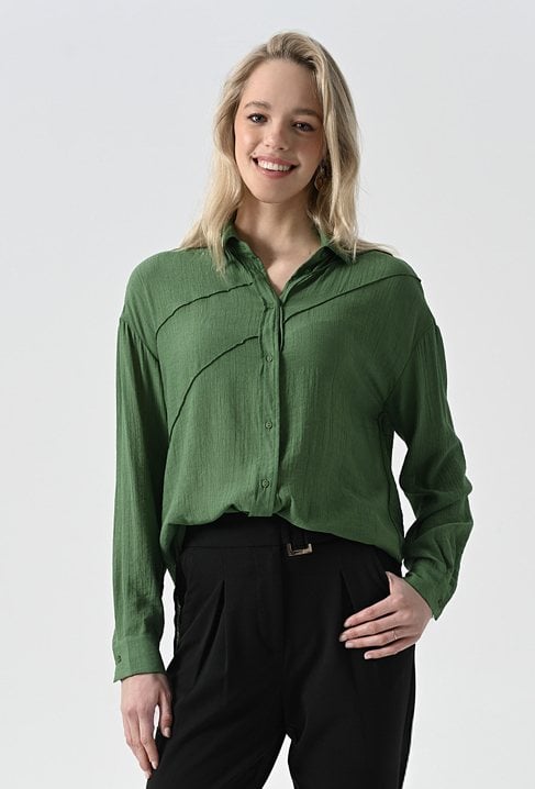 Zielona koszula zapinana na guziki