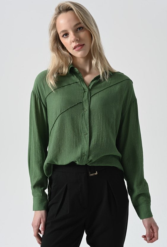 Zielona koszula zapinana na guziki