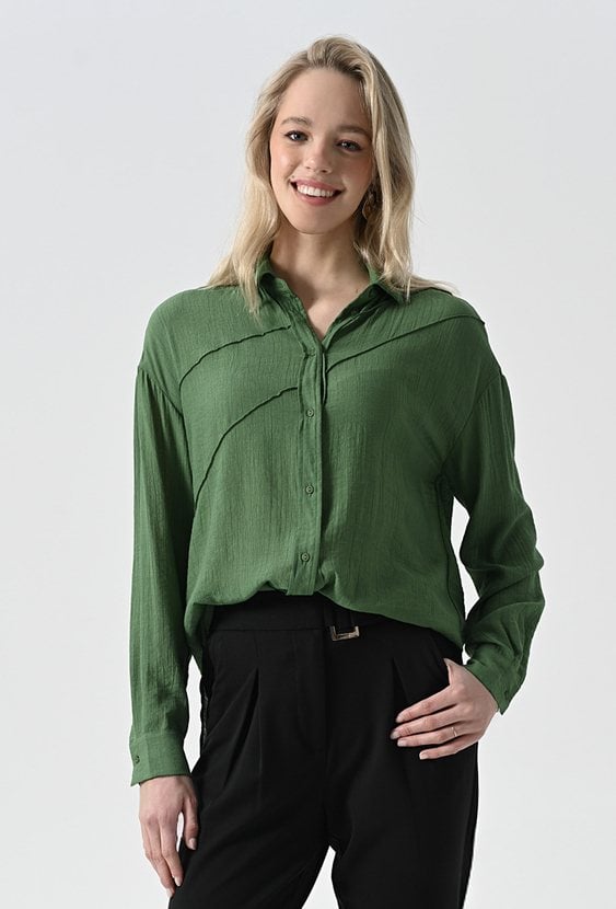 Zielona koszula zapinana na guziki