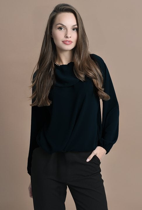 Bluzka szerokim kołnierzem