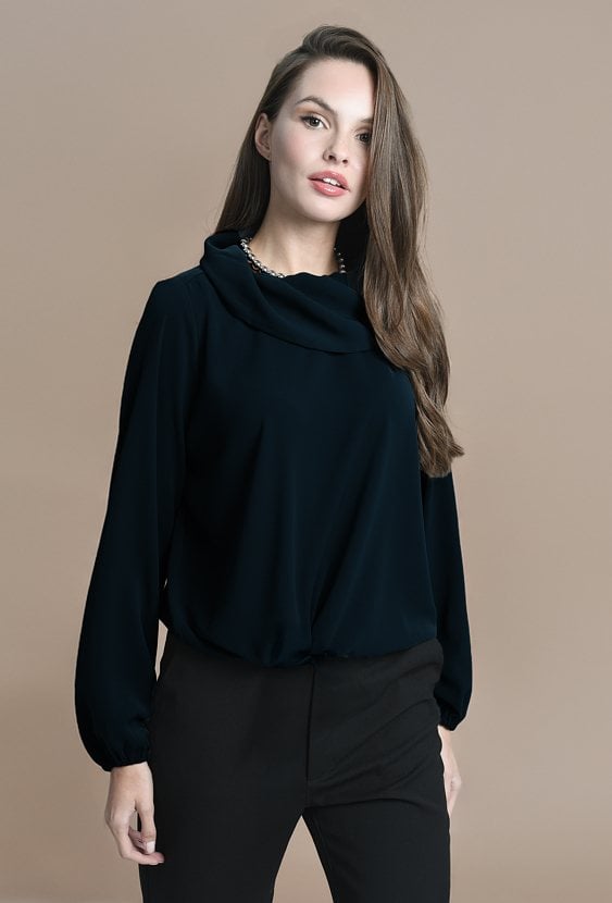 Bluzka szerokim kołnierzem