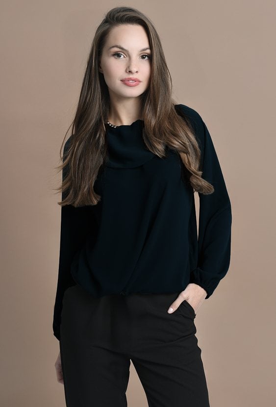 Bluzka szerokim kołnierzem