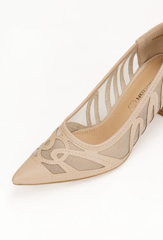 Czółenka z ażurowym wykończeniem