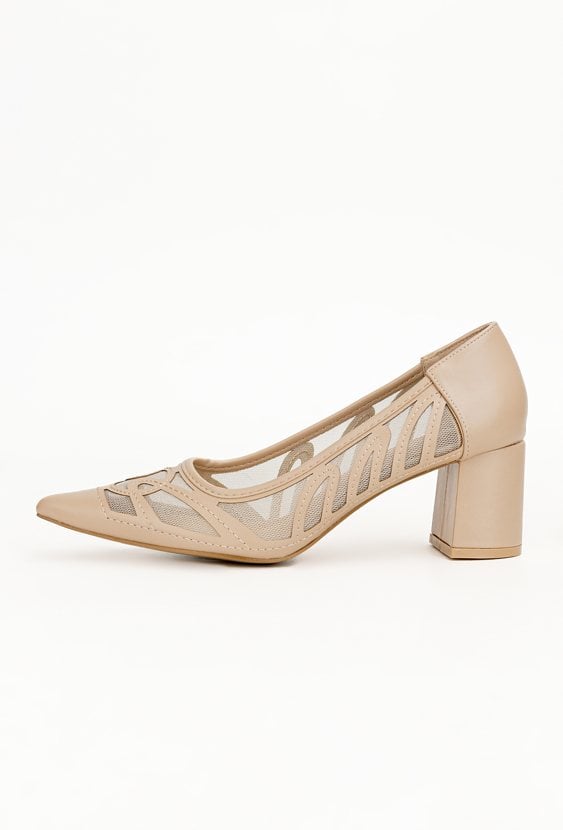 Czółenka z ażurowym wykończeniem