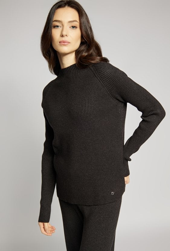 Sweter damski z prążkowaną strukturą