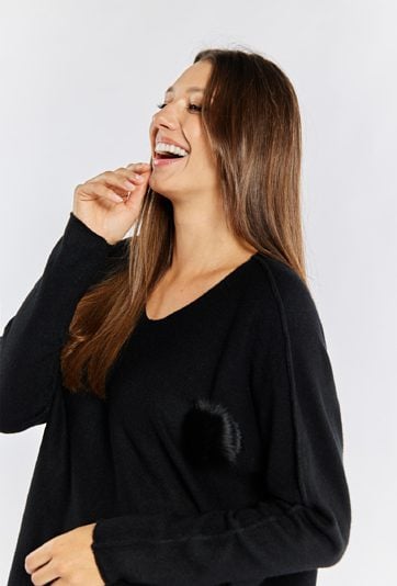 Sweter damski z futrzanym pomponem