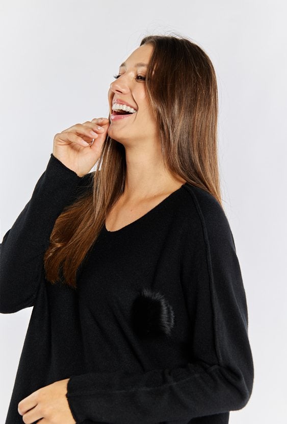 Sweter damski z futrzanym pomponem