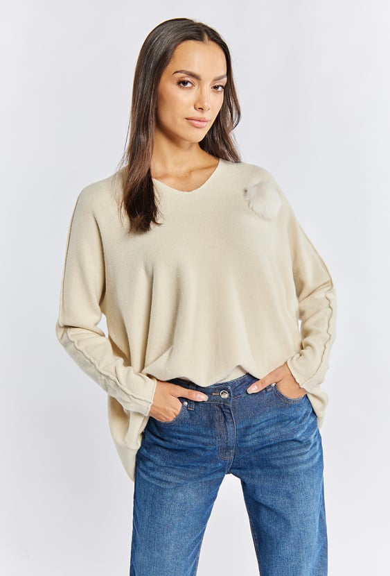 Sweter damski z futrzanym pomponem