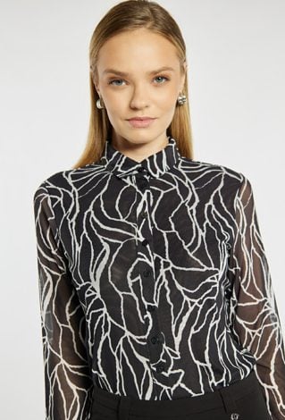 Koszula z kwiatowym motywem