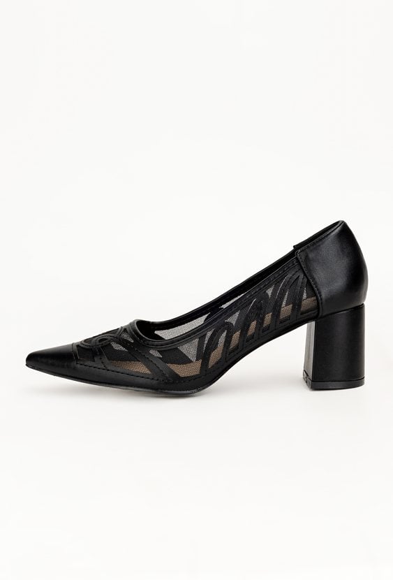 Czółenka z ażurowym wykończeniem