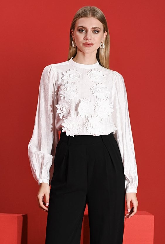 Bluzka z aplikacją w kwiaty