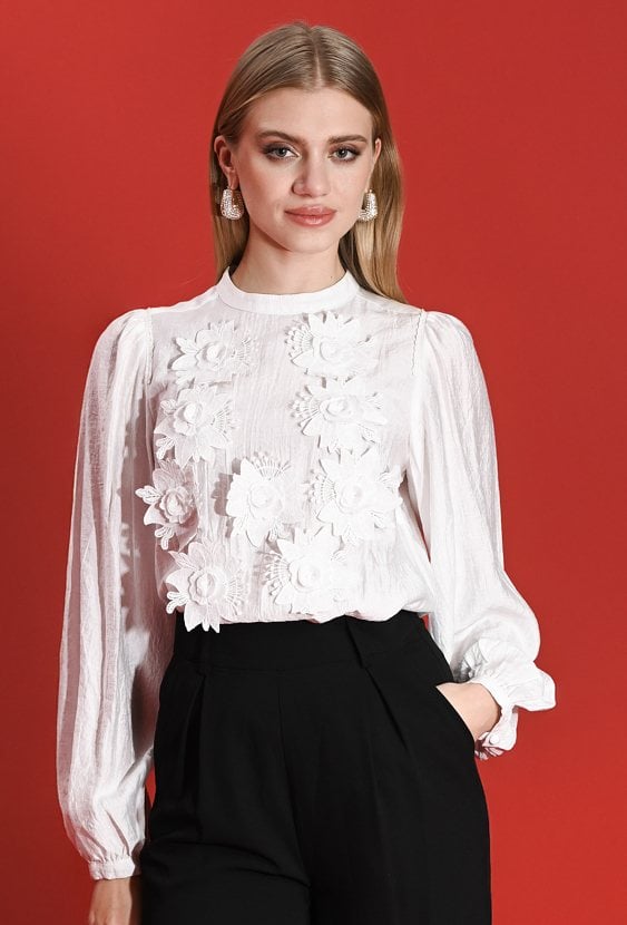 Bluzka z aplikacją w kwiaty