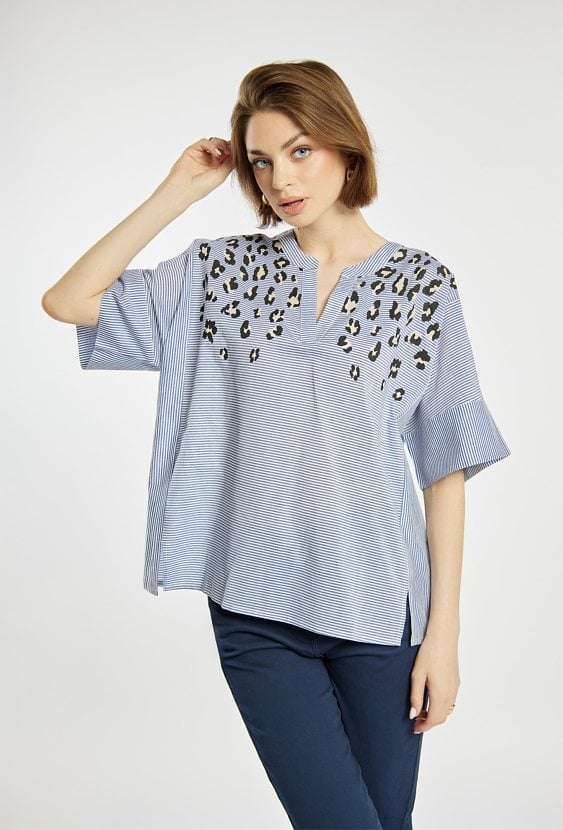 Bluzka z paskami i wzorem