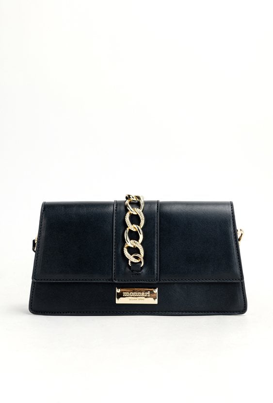 Kuferek z ozdobną aplikacją