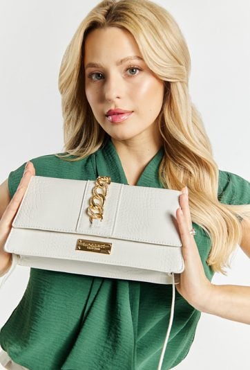 Kuferek z ozdobną aplikacją