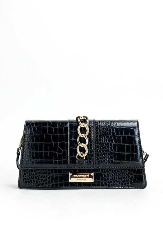 Kuferek z ozdobną aplikacją