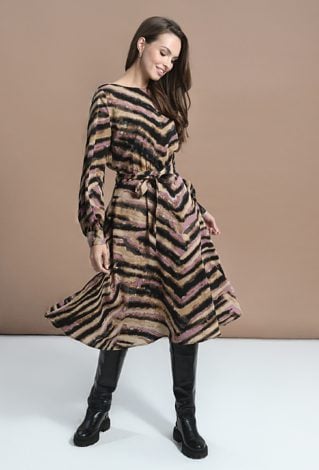 Elegancka sukienka w ciekawy wzór