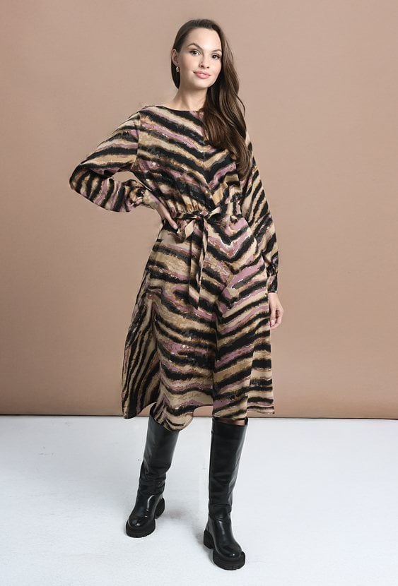 Elegancka sukienka w ciekawy wzór