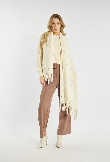 Ażurowy szal z frędzlami