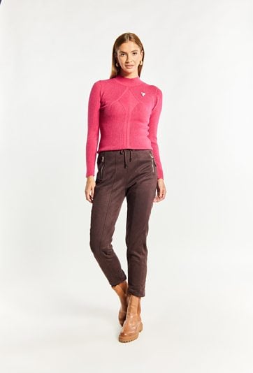 Sweter damski z biżuteryjną agrafką