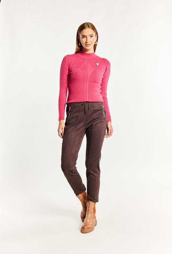 Sweter damski z biżuteryjną agrafką